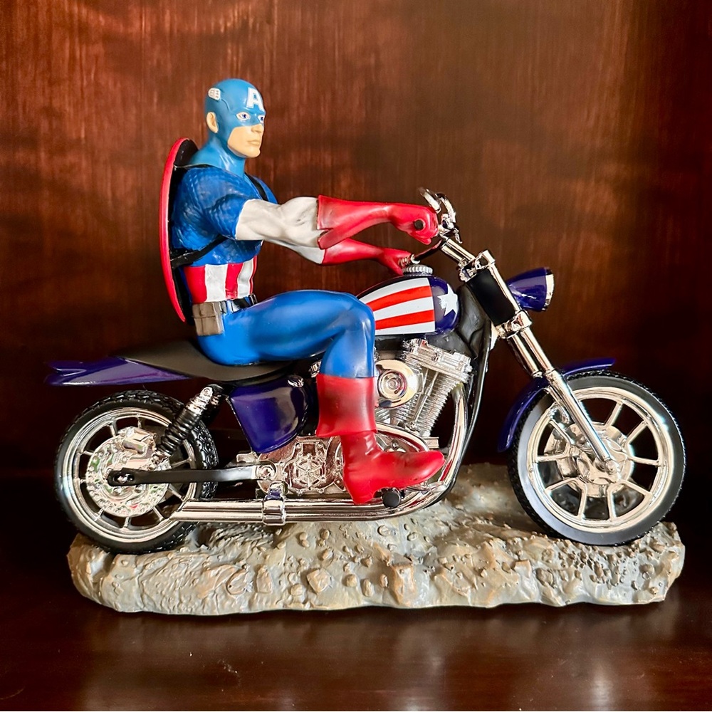 Bradford Exchange MARVEL 1/7th Scale CAPTAIN AMERICA on Motorcycle with Lights